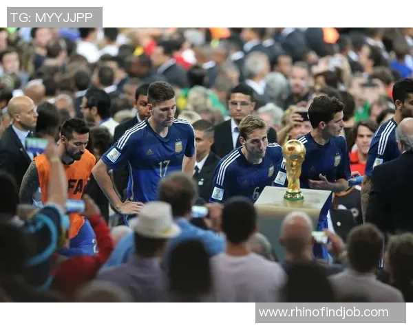 梅西再夺三冠王,传奇之路再添辉煌,距离50冠纪录仅一步之遥! 梅西再夺三冠王,传奇之路再添辉煌,距离50冠纪录仅一步之遥!